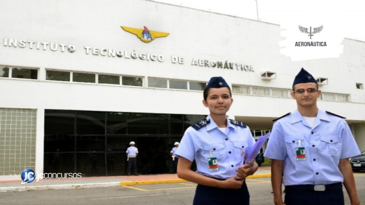 Concurso Aeronáutica: estudantes posam para foto em frente ao Instituto Tecnológico de Aeronáutica