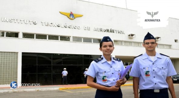 Concurso da Aeronáutica: estudantes posam para foto em frente ao ITA - Foto: Divulgação