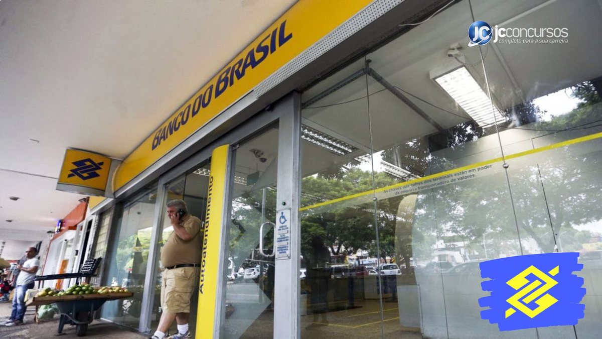 Concurso do Banco do Brasil: homem passa pela porta de agência do BB falando ao celular - Divulgação