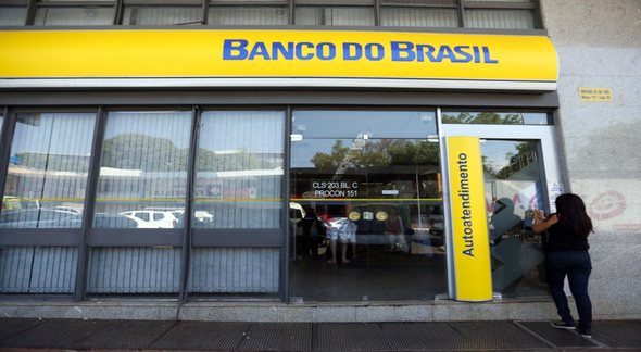 Concurso Banco do Brasil: mulher passa pela porta de agência do BB - Divulgação
