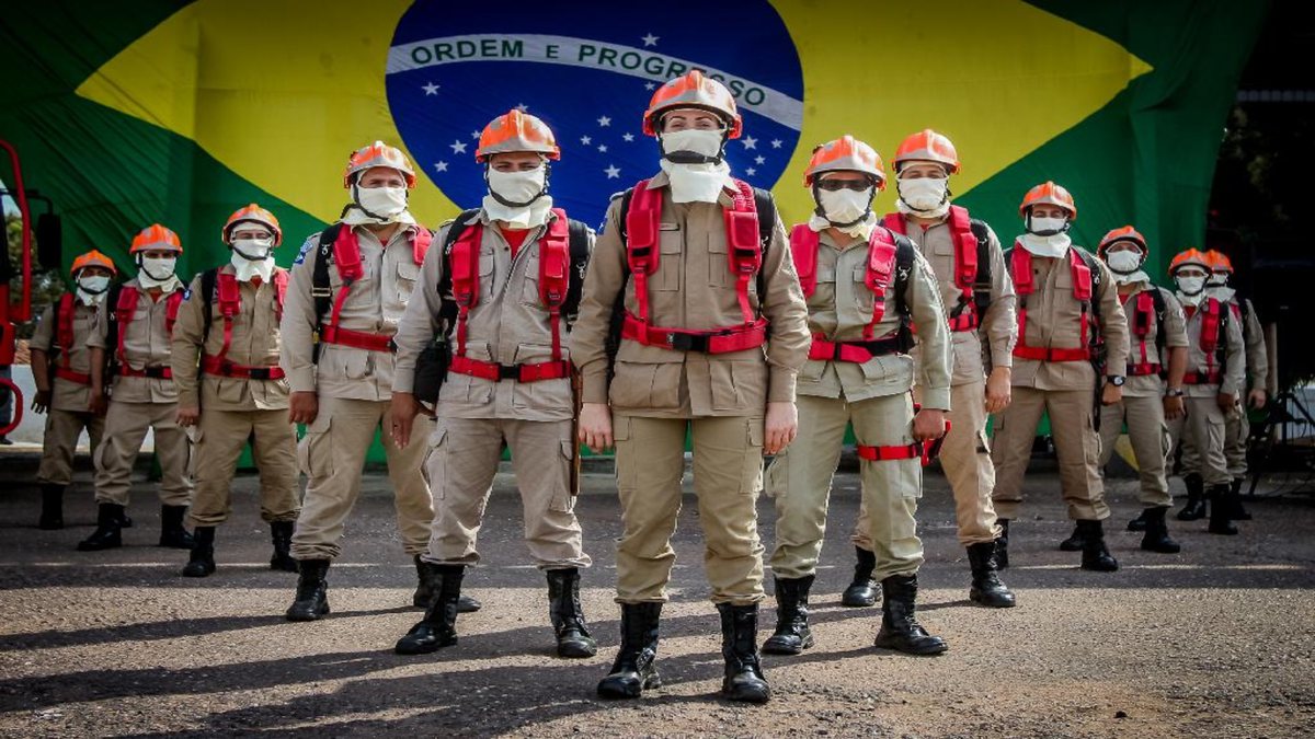 Concurso Bombeiros MT: agentes da corporação posam para foto com bandeira do Brasil ao fundo
