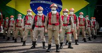 Concurso Bombeiros MT: agentes da corporação posam para foto com bandeira do Brasil ao fundo - Divulgação