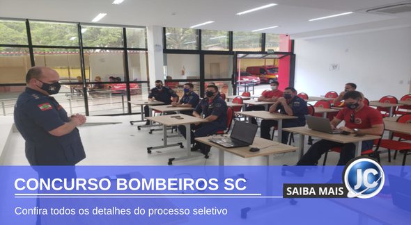Concurso Bombeiros SC - membros da corporação durante atividade em sala de aula - Divulgação