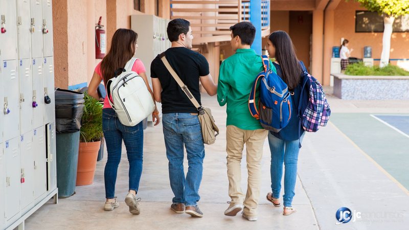 Concurso do Censo Cidades Estudantil Brasil: estudantes de costas