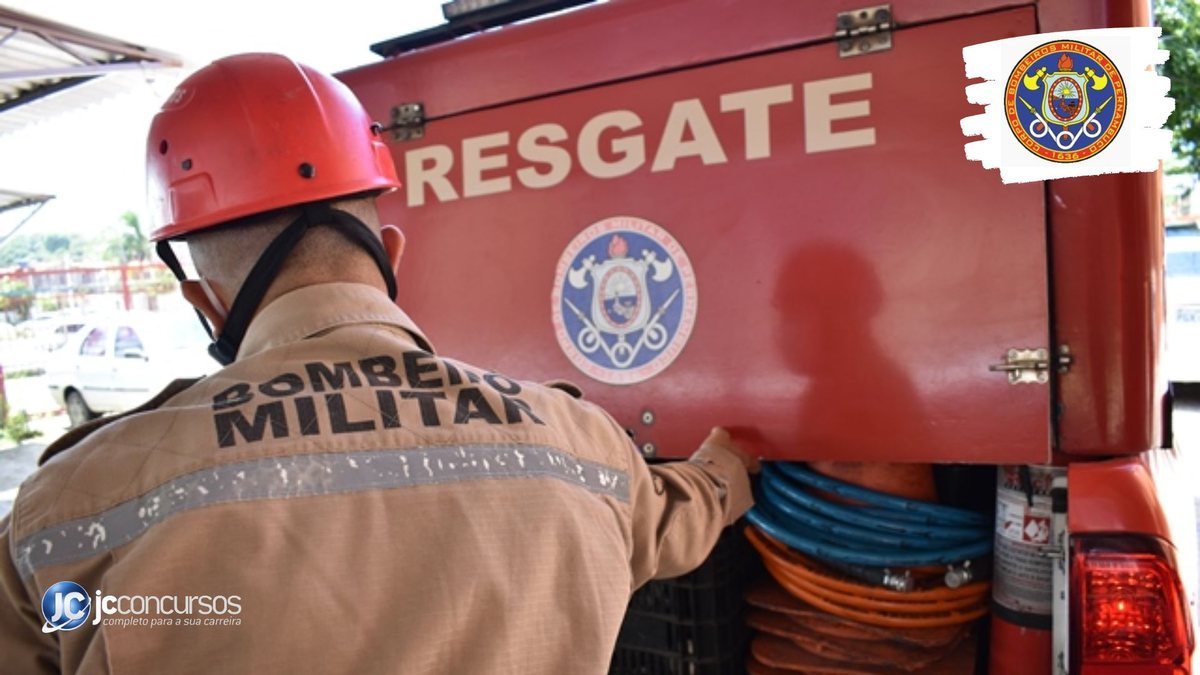 Concurso do Corpo de Bombeiros de Pernambuco: soldado manuseia equipamentos de resgate em viatura - Foto: Divulgação