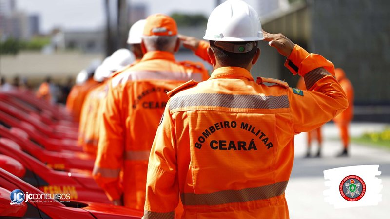 Concurso do Corpo de Bombeiros do Ceará: soldados perfilados ao lado de viaturas