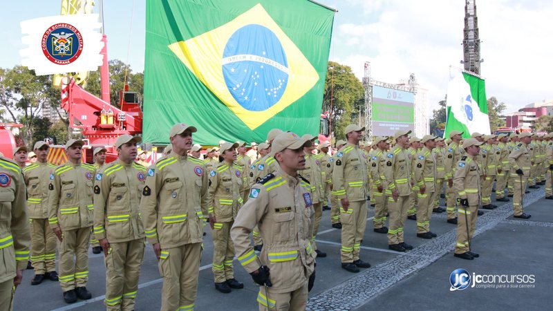 Concurso do Corpo de Bombeiros do Paraná: soldados durante solenidade de formatura