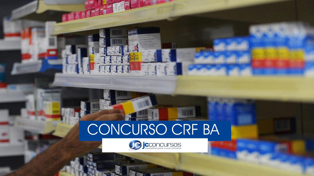 Concurso CRF BA - medicamentos organizados em prateleira de farmácia