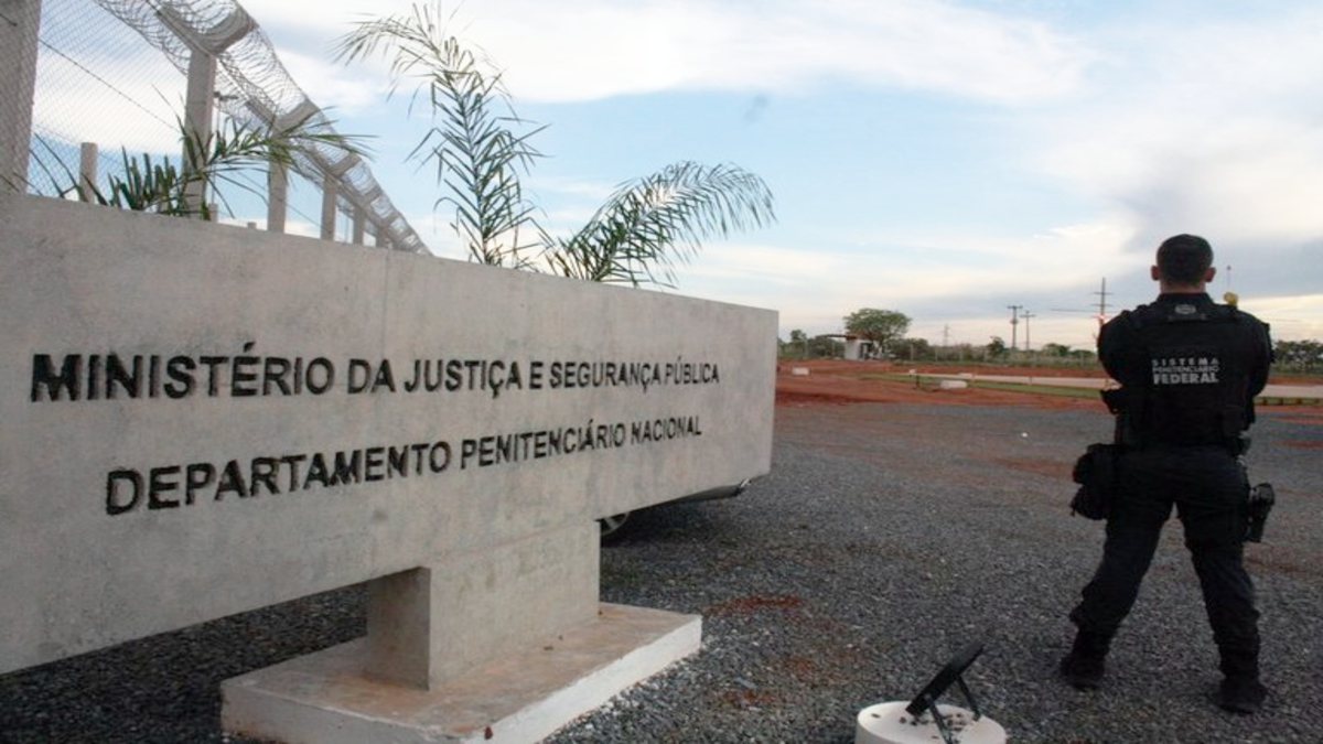 Concurso Depen: agente de segurança aparece de costas em frente à Penitenciária Federal de Brasília