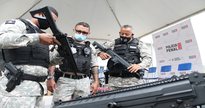 Concurso Depen MG: policiais observam detalhes de armas - Divulgação
