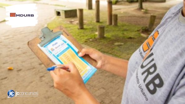 Processo seletivo da Emdurb de Ubatuba: agente faz anotação em talão de estacionamento rotativo - Foto: Divulgação