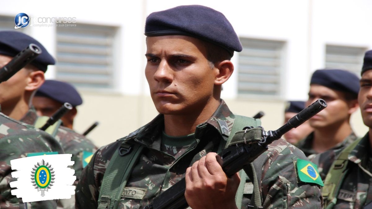Concurso do Exército: militares perfilados com uniforme da corporação