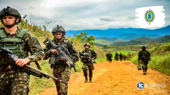 Concurso do Exército: militares caminham em estrada de terra durante treinamento - Divulgação