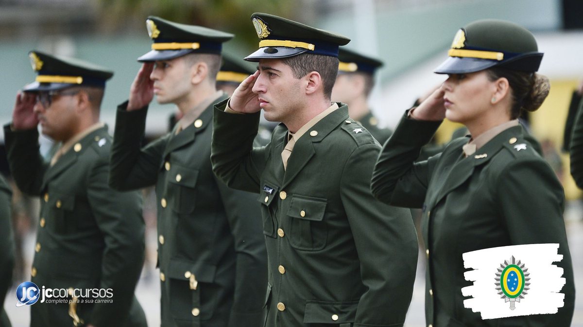 Concurso do Exército: militares perfilados prestando continência