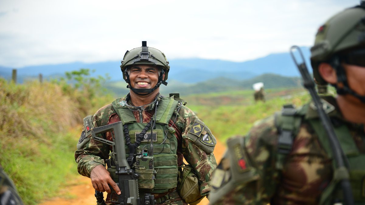 Concurso Exército: enquanto caminha durante treinamento, militar sorri da foto