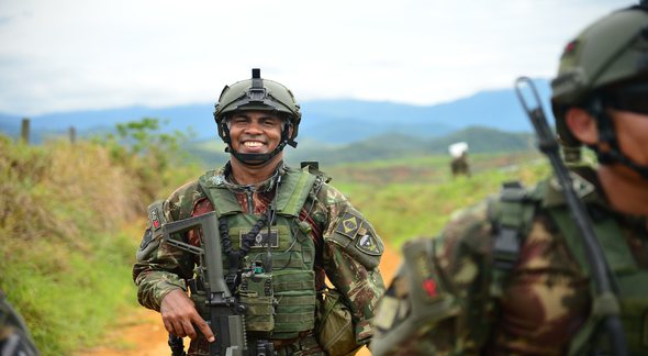 Concurso Exército: militares caminham em estrada de terra durante treinamento - Divulgação