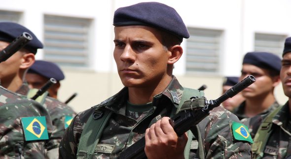 Concurso Exército: militares perfilados - Divulgação