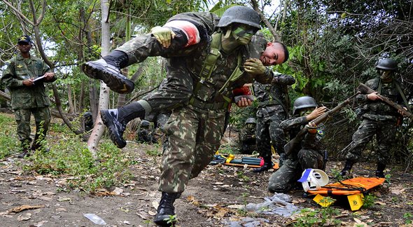 Concurso Exército: militares simulam resgate de soldado ferido durante treinamento - Divulgação