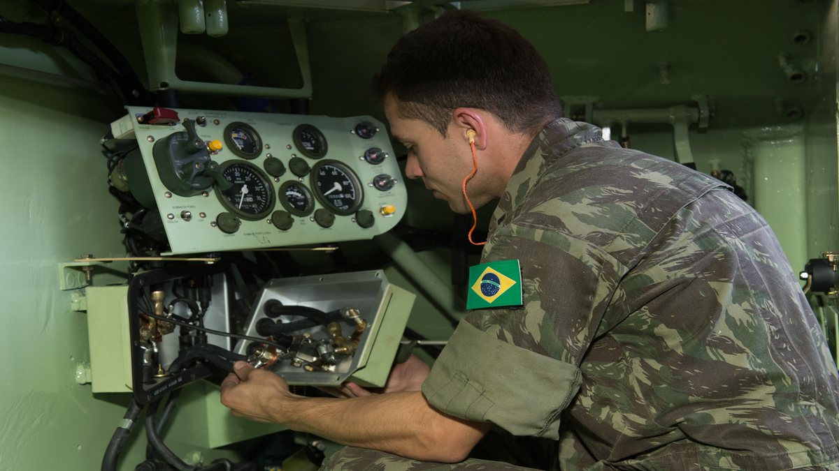 Concurso Exército: militar realiza manutenção elétrica em equipamento