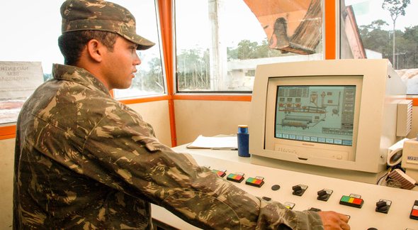 Concurso Exército: militar observa informações em monitor de computador - Divulgação