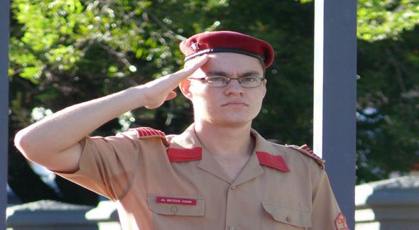 Concurso Exército: estudante de colégio militar prestando continência - Divulgação