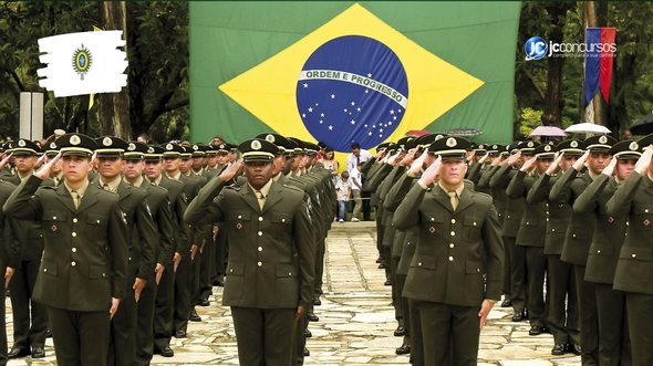 Concurso do Exército: alunos da ESA perfilados durante solenidade