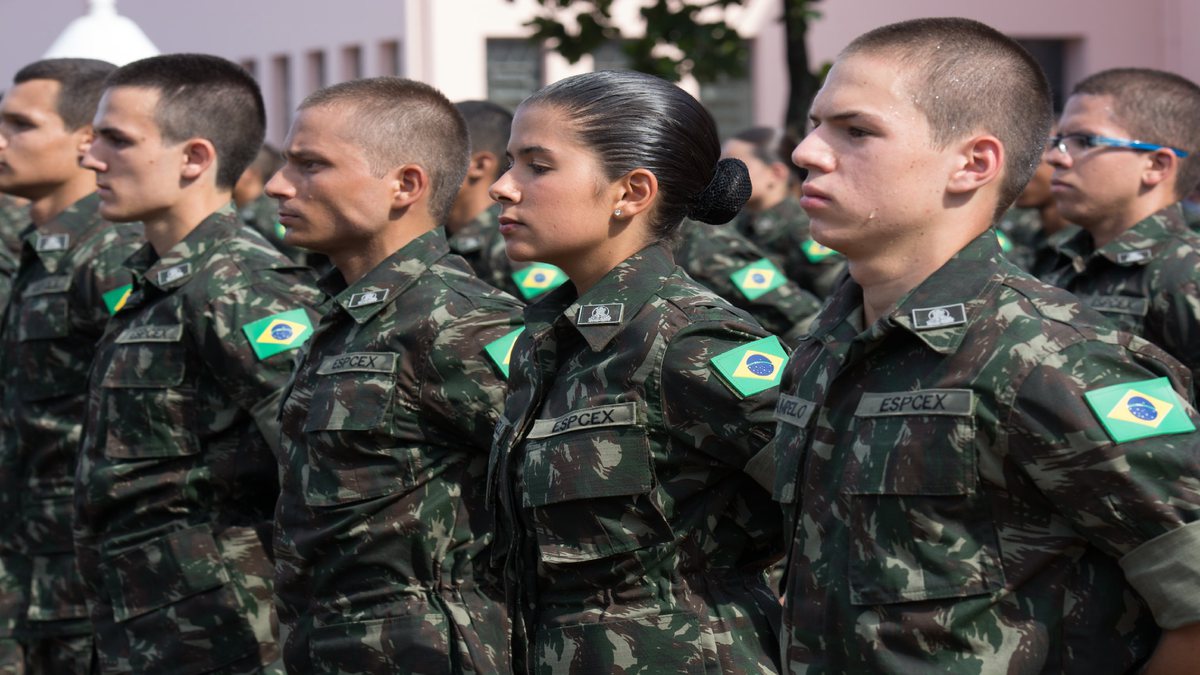 Concurso do Exército: alunos da EsPCEx perfilados