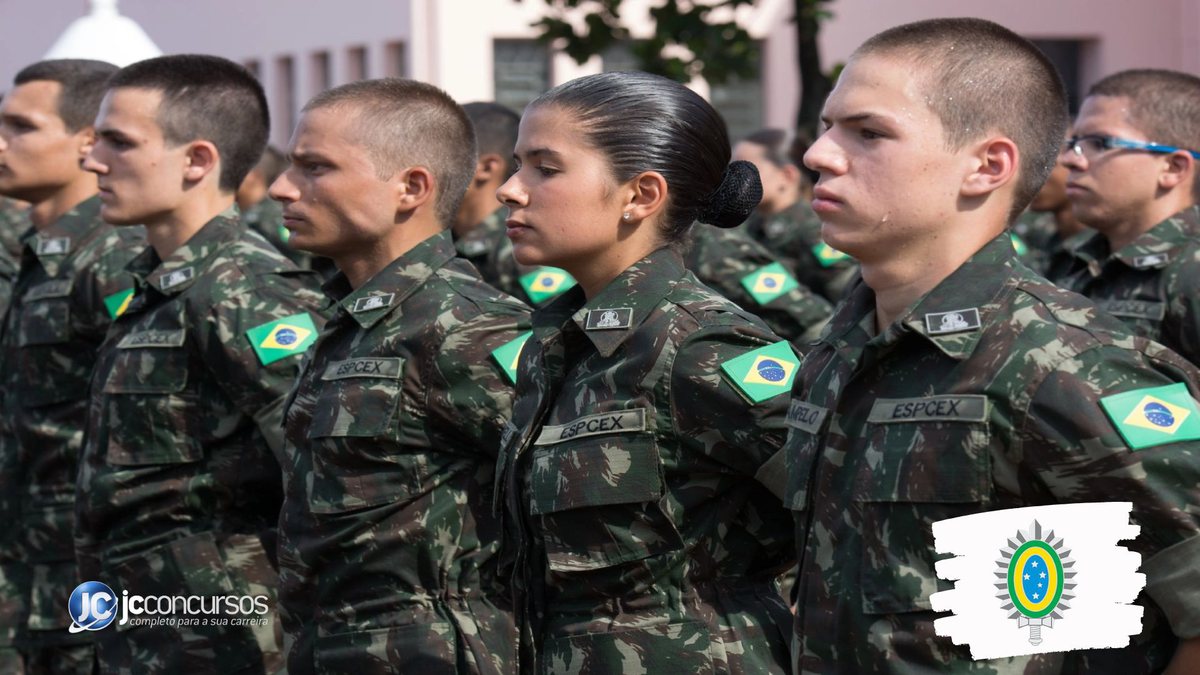 Vários homens lado a lado com uniforme do Exército