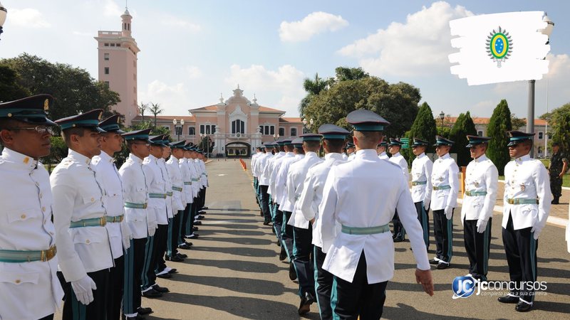 Concurso do Exército: alunos perfilados durante solenidade no pátio da EsPCEx