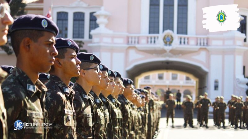 Concurso do Exército: alunos perfilados durante solenidade no pátio da EsPCEx - Foto: Divulgação
