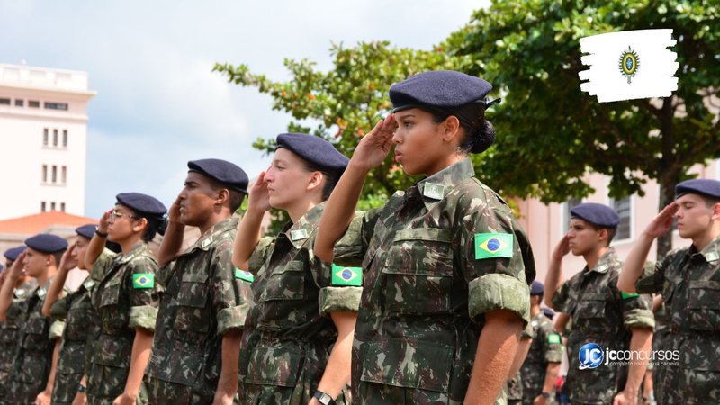 Concurso do Exército: alunos perfilados durante solenidade no pátio da EsPCEx