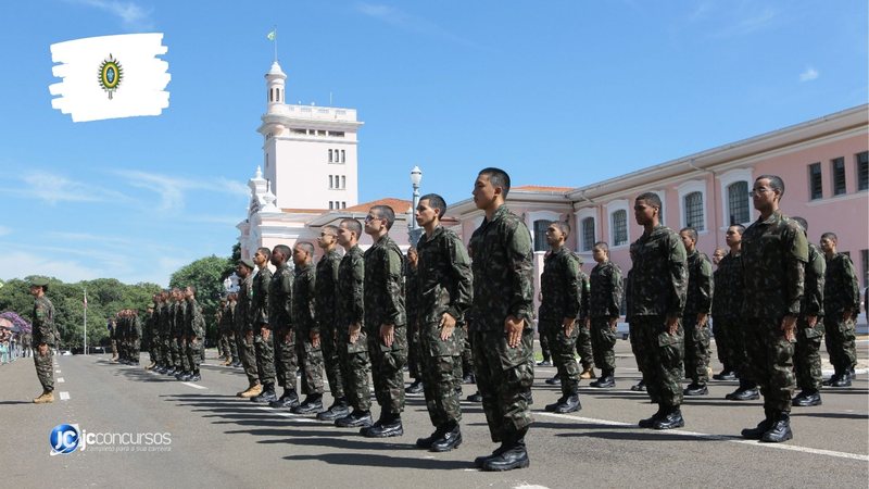 Concurso do Exército: alunos perfilados durante solenidade no pátio da EsPCEx - Foto: Divulgação