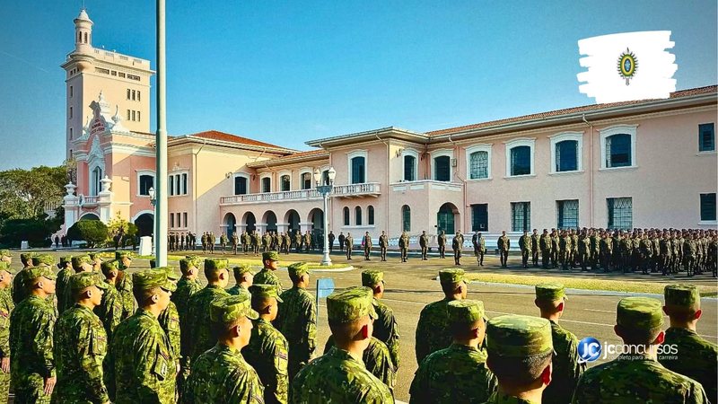 Concurso do Exército: alunos perfilados durante solenidade no pátio da EsPCEx - Foto: Divulgação