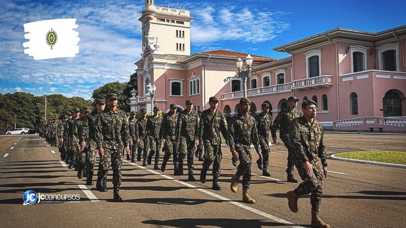 Concurso do Exército: alunos perfilados durante solenidade no pátio da EsPCEx