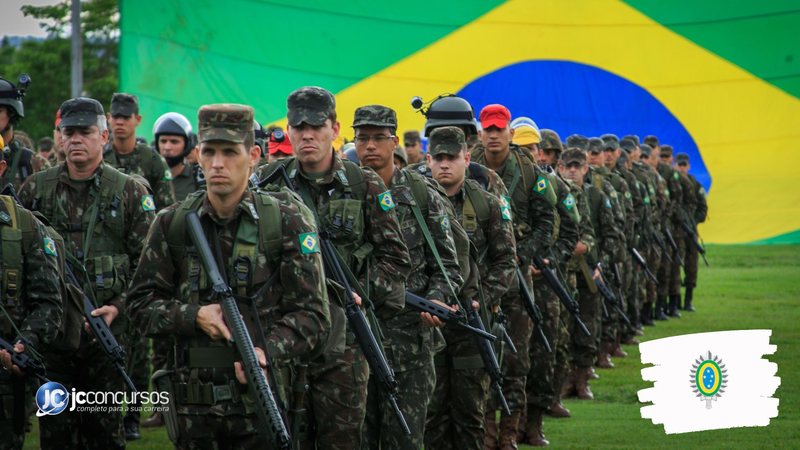 Concurso do Exército: militares perfilados com bandeira do Brasil ao fundo - Foto:  Alexandre Manfrim/Ministério da Defesa