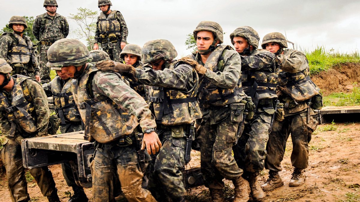 Concurso do Exército: grupo de militares carregando equipamento