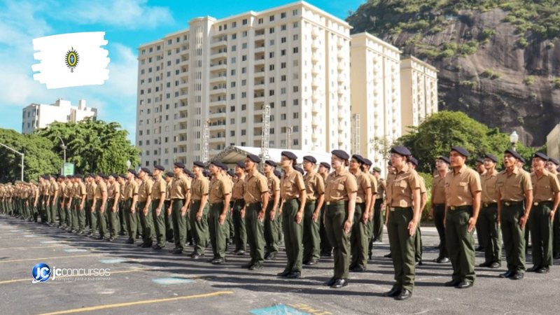 Concurso do Exército: alunos perfilados durante solenidade no pátio do IME