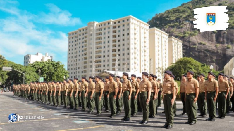 Concurso do Exército: estudantes perfilados durante solenidade no IME - Foto: Divulgação