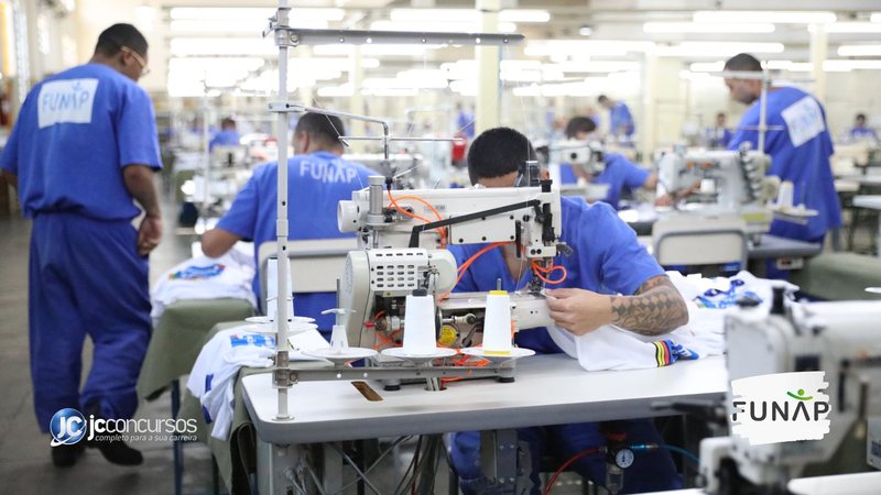 Concurso da Funap SP: pessoas privadas de liberdade confeccionando uniformes - Foto: Governo de São Paulo/ Divulgação