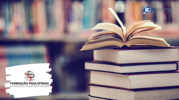 Livros e o logo da Fundação Paulistana