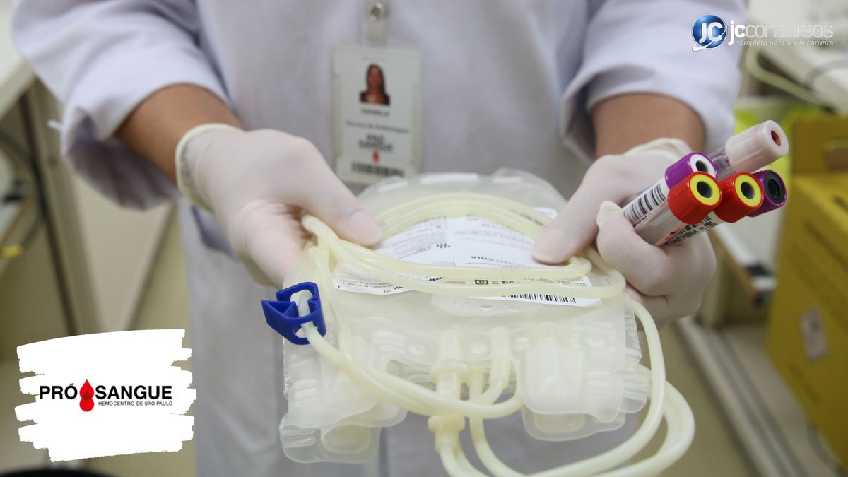 Concurso da Fundação Pró-Sangue SP: enfermeira segurando bolsa de coleta de sangue - Crédito: Rovena Rosa/Agência Brasil