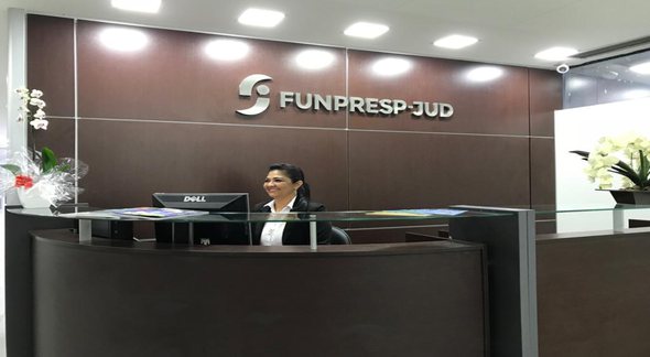 Concurso Funpresp-Jud: atendente sorrindo na recepção da fundação - Divulgação