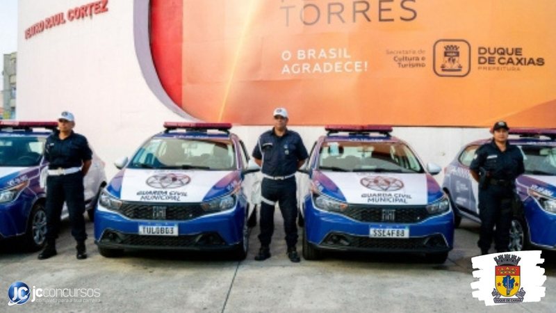 Concurso da GCM de Duque de Caxias RJ: guardas ao lado de viaturas