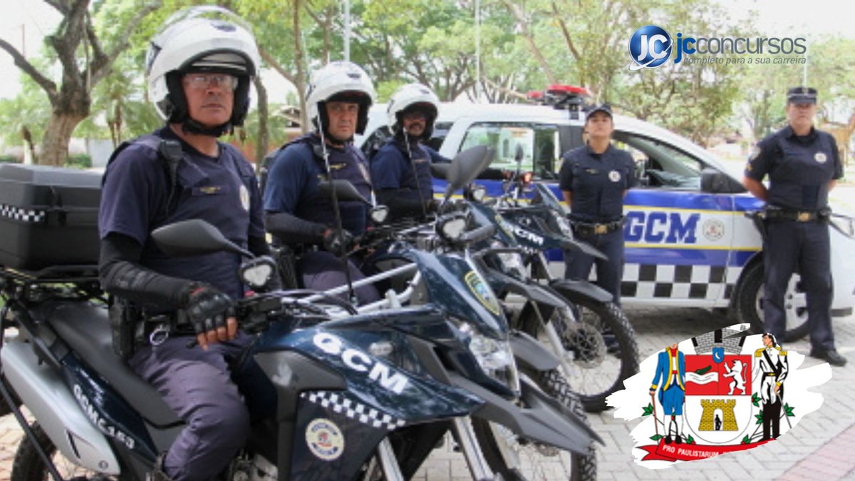 Concurso Prefeitura de Jacareí: Guardas municipais em cima da moto e ao lado da viatura - Divulgação