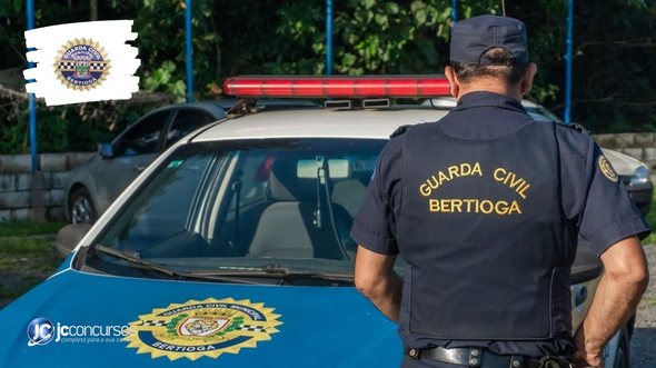 Concurso da Guarda Municipal de Bertioga: agente é visto de costas com uniforme da corporação ao lado de viatura - Divulgação