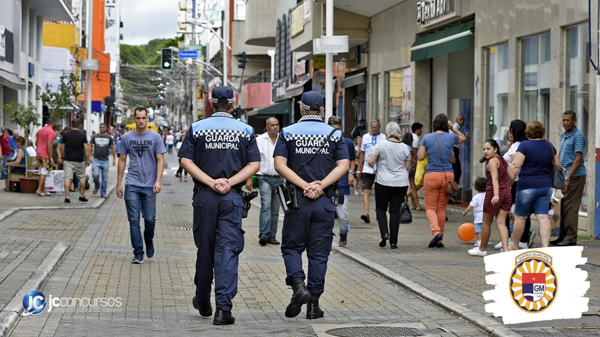 Concurso da Guarda Municipal de Jundiaí: agentes da corporação circulam por rua de comércio popular
