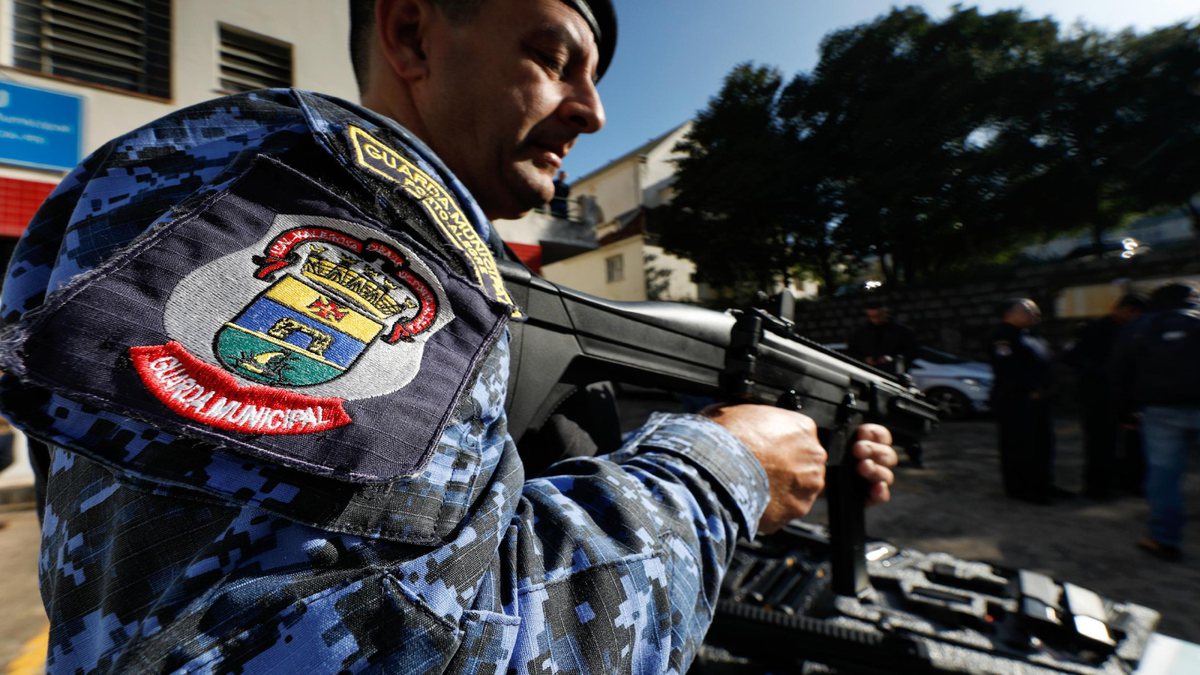 Concurso da Guarda Municipal de Porto Alegre: agente manuseia arma de fogo