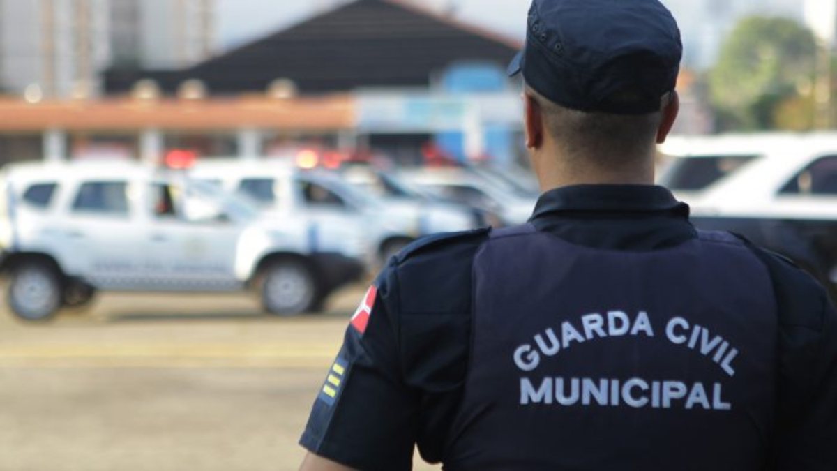 Um profissional da guarda civil municipal durante serviço