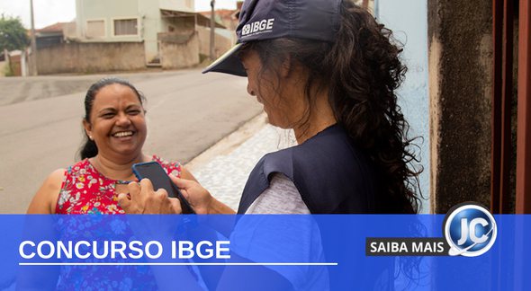 Concurso IBGE: recenseadora entrevista moradora durante a coleta do Censo - Divulgação