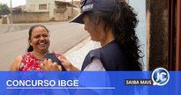 Concurso IBGE: recenseadora entrevista moradora durante a coleta do Censo - Divulgação